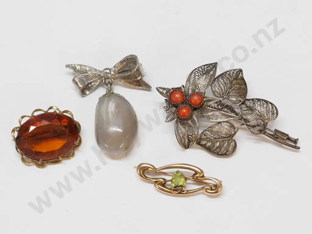 4 costume brooches Image 1++
