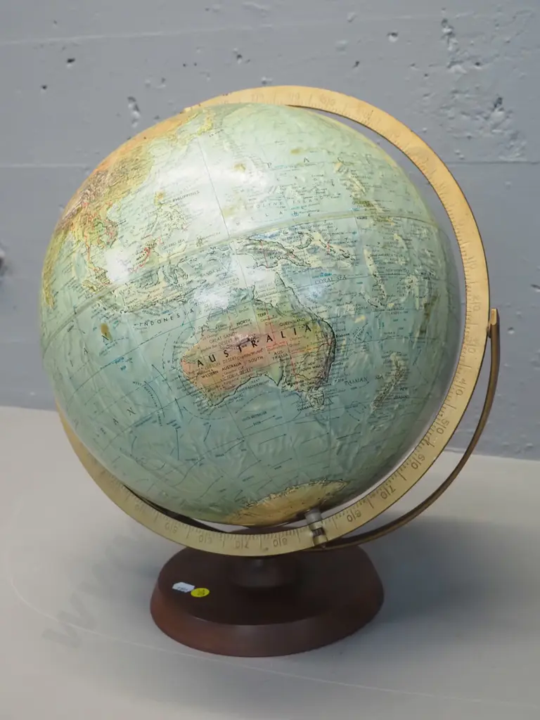 Reader's Digest world globe on wooden base H420 Image 1++