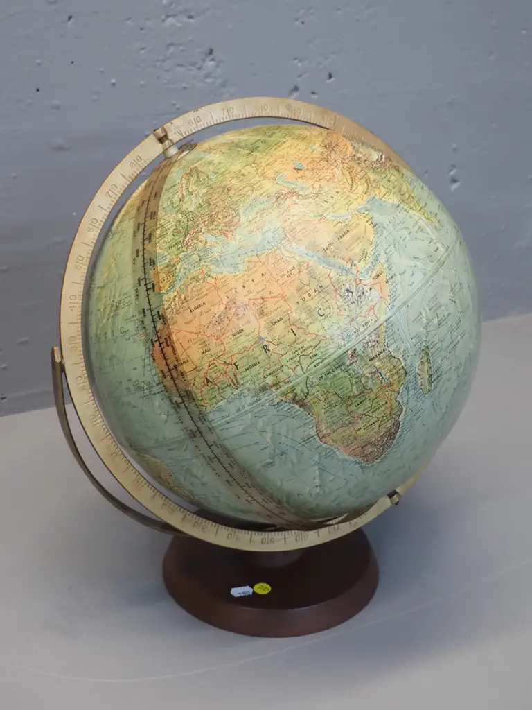 Reader's Digest world globe on wooden base H420 Image 1++
