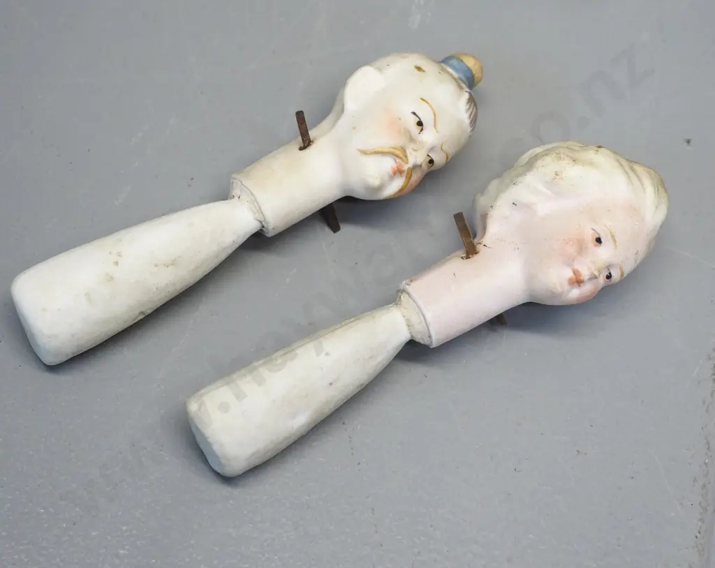 pair of asian soft porcelain nodding head figurines H-135 Image 1++