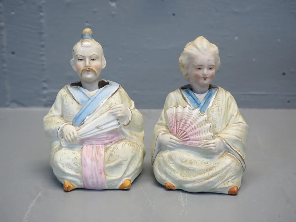 pair of asian soft porcelain nodding head figurines H-135 Image 1++