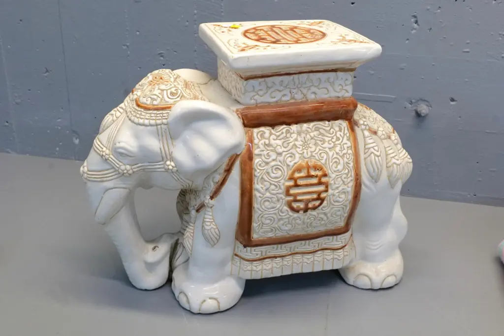 porcelain elephant plant stand H-400 L-500 W-200 Image 1++