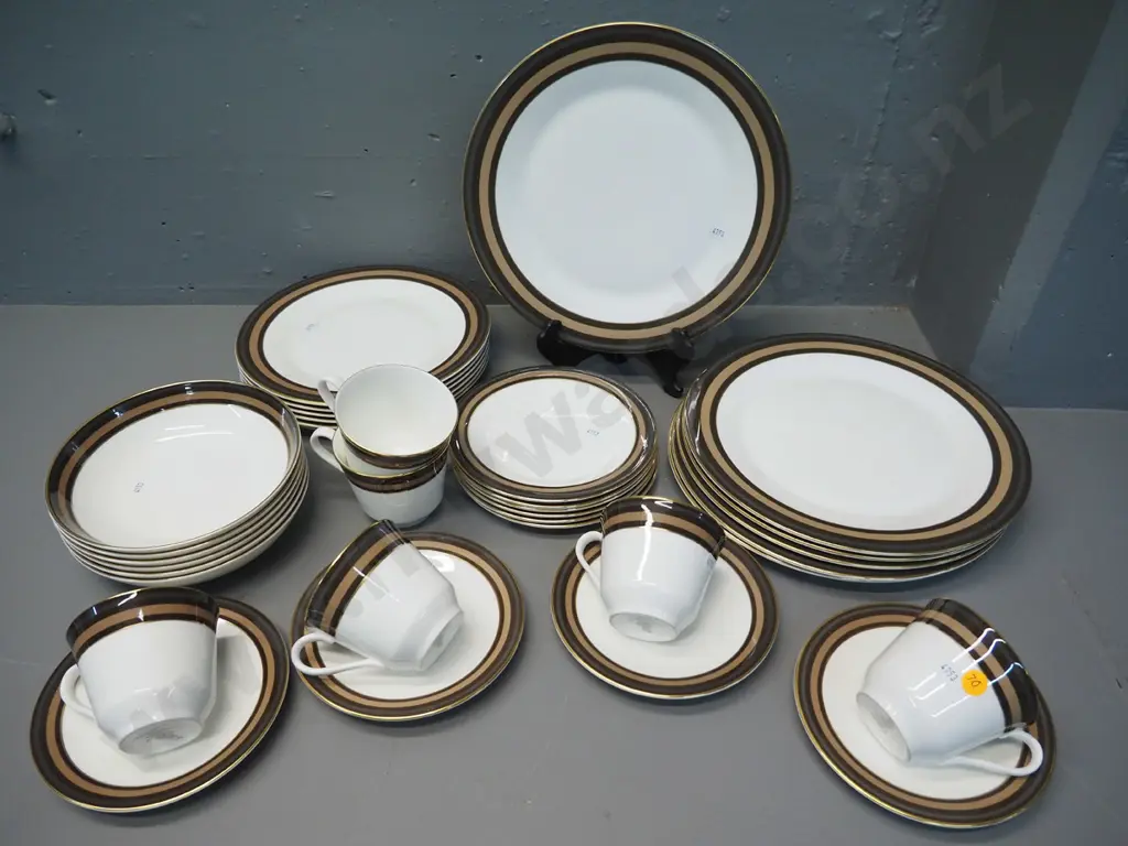 Royal Doulton 'Cadenza' dinner set - 6 place, missing 2 saucers Image 1++