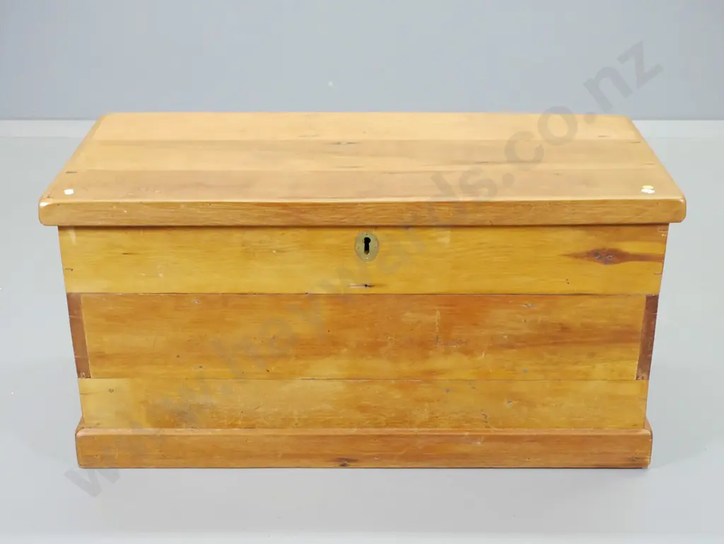 recycled rimu blanket box with metal handles, key escutcheon but no lock H430 L870 D400 Image 1++