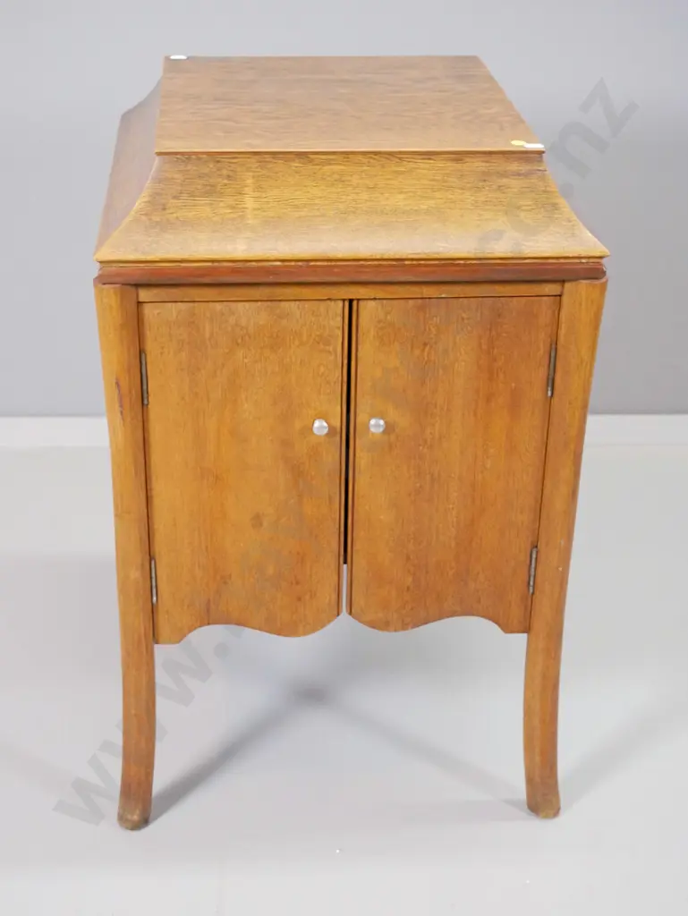 oak 2-door cabinet (repurposed gramophone cabinet) H-740 W-470 D-520 Image 1++