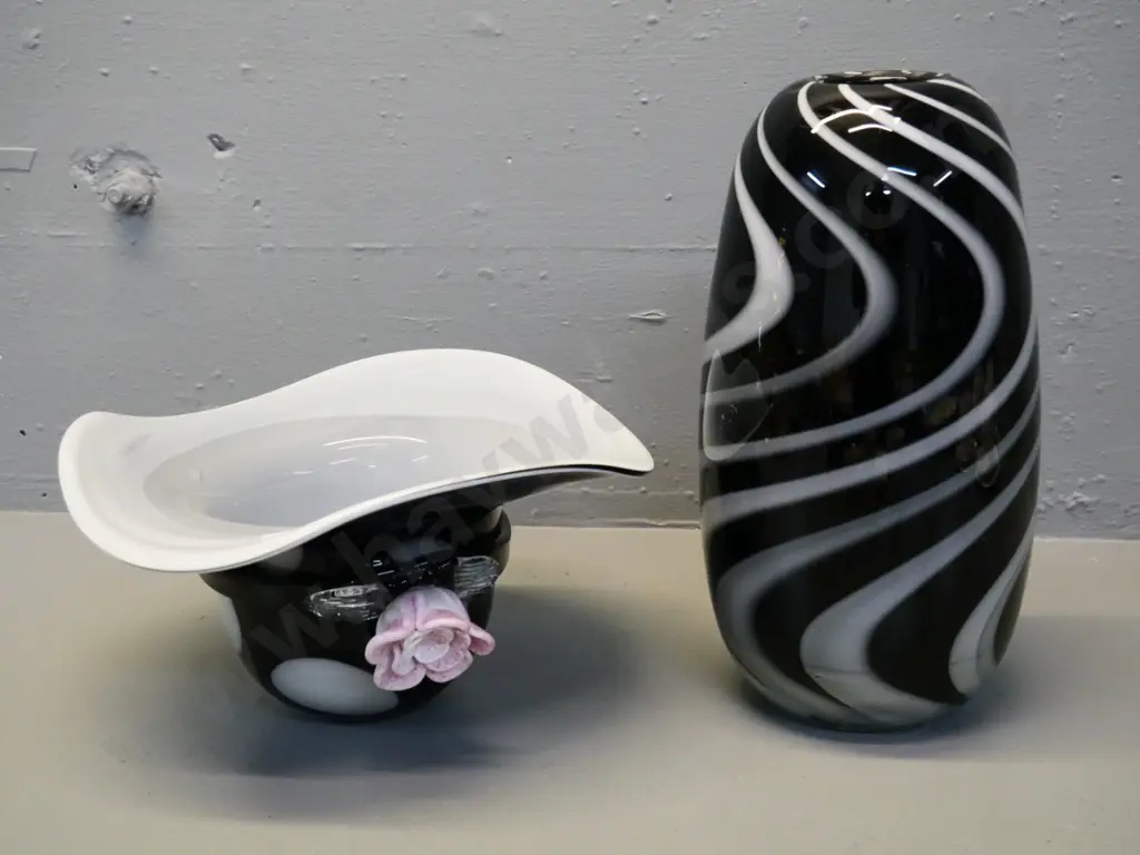 2 black and white art glass items - swirl pattern vase H-280 D-140 and novelty hat vase/bowl Image 1++