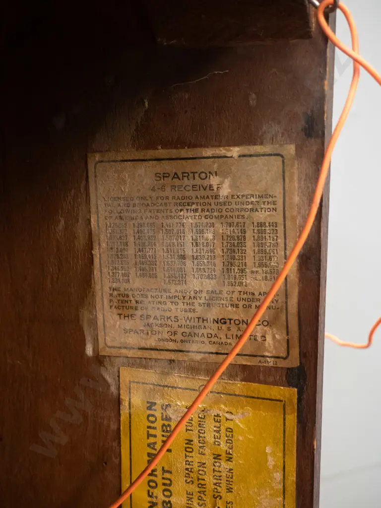vintage Sparton wood-cased valve radio - working. Some rubbing to case. H430 W340 D210 Image 1++