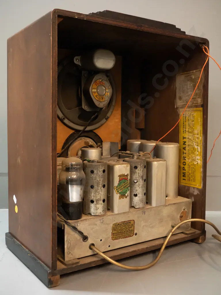 vintage Sparton wood-cased valve radio - working. Some rubbing to case. H430 W340 D210 Image 1++