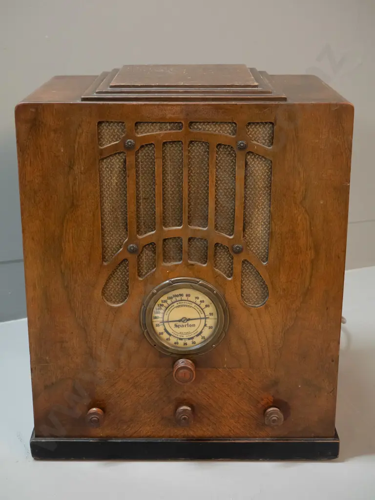 vintage Sparton wood-cased valve radio - working. Some rubbing to case. H430 W340 D210 Image 1++