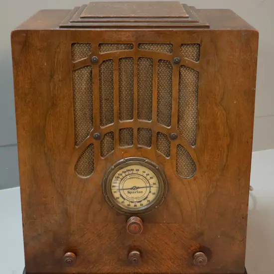 vintage Sparton wood-cased valve radio - working. Some rubbing to case. H430 W340 D210