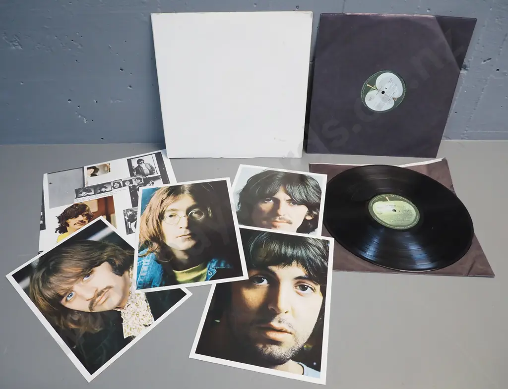 The Beatles - White Album - New Zealand pressing with original poster and 4 photos - some scratches to disc 1 Image 1++