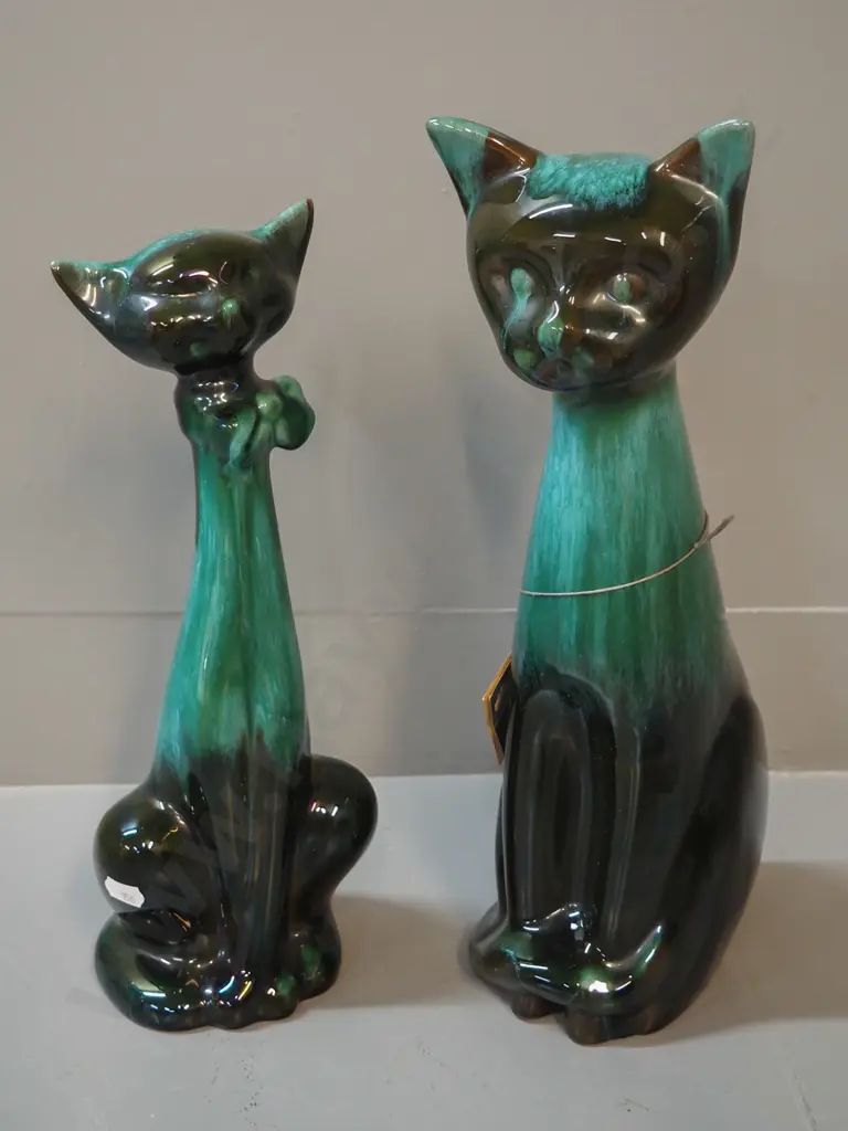 2 Blue Mountain large pottery figurines - 2 cats, taller is H-360 Image 1++