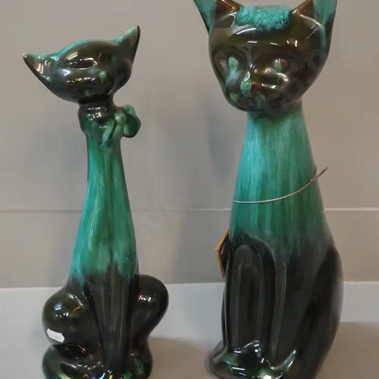 2 Blue Mountain large pottery figurines - 2 cats, taller is H-360