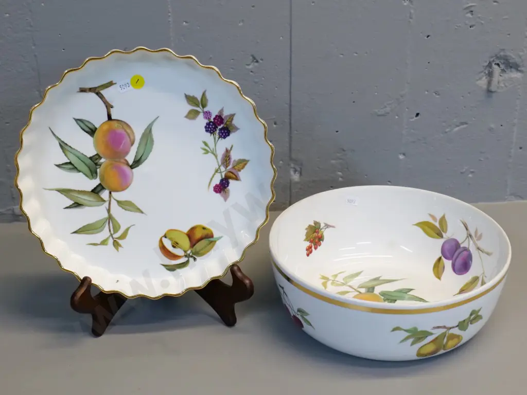 Royal Worcester Evesham salad bowl  H-90 D-250 and a flan dish D-250 Image 1++