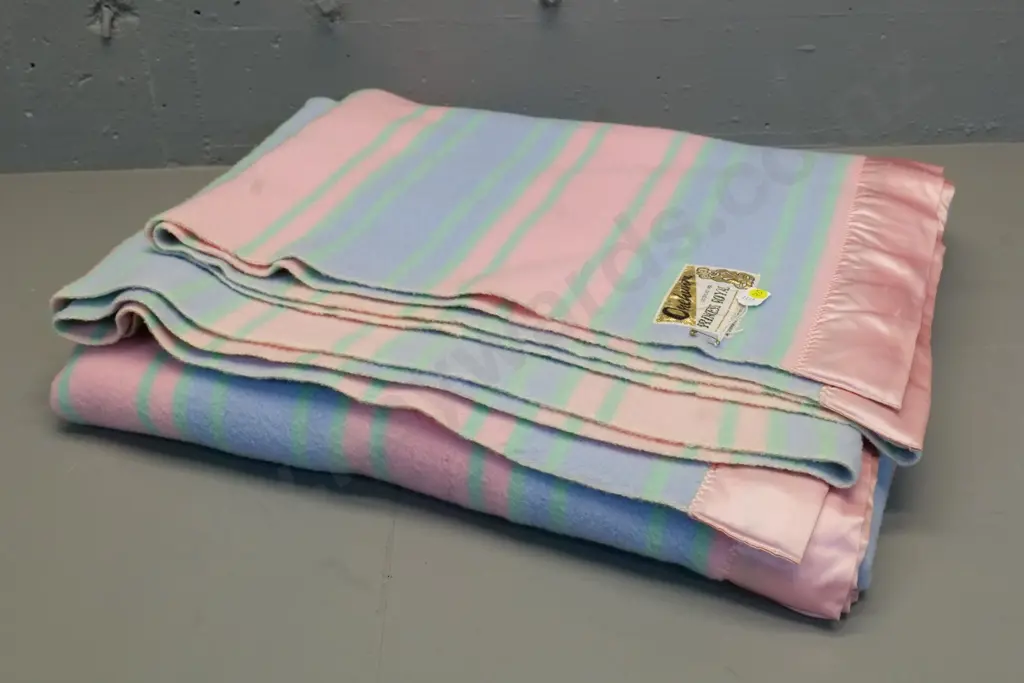 Onehunga Princess Royal queen size woollen blanket Image 1++