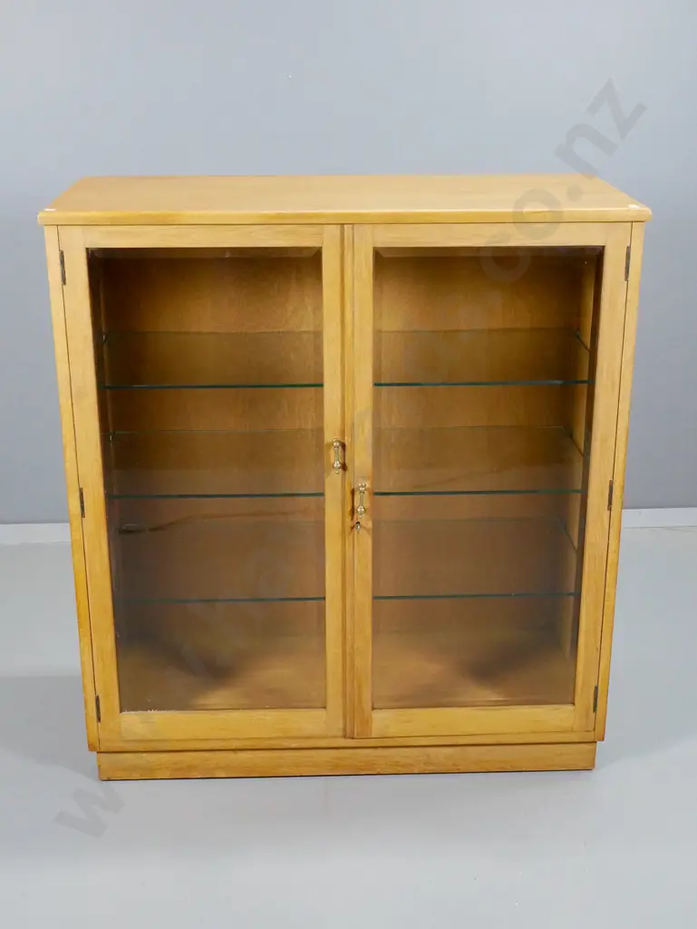 oak 2-door display cabinet w/bevelled glass, 3 adjustable shelves, brass drop handles, key - some marks H1000 W910 D4 Image 1++