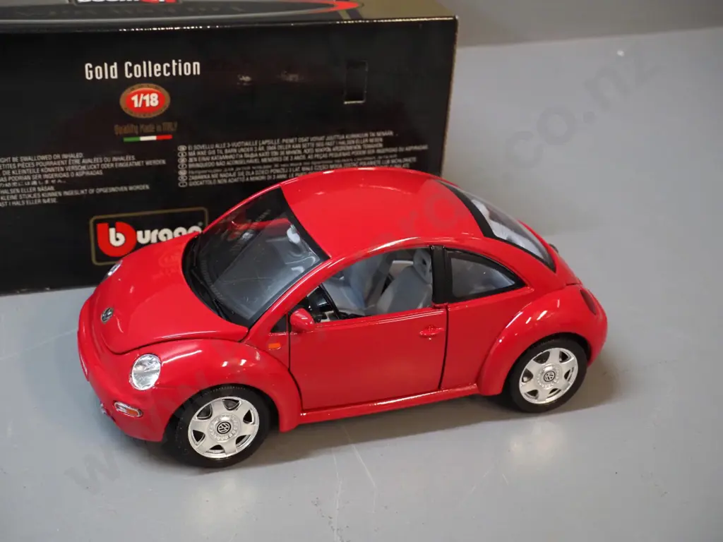 Burago die cast 1:18 scale model 1998 Volkswagen Beetle - tape repair to original box Image 1++