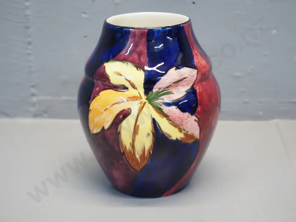 Tunstall autumn leaves pattern vase H-150 D-120 Image 1++