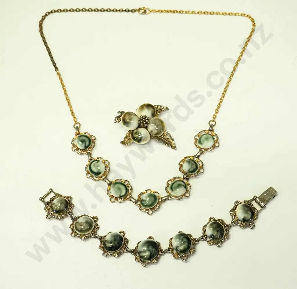 costume necklace, bracelet & brooch set Image 1++