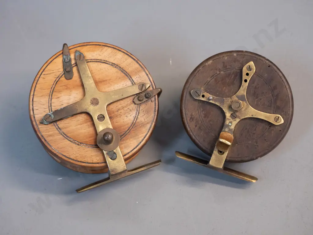 2 wood and brass fishing reels, no maker's marks - age wear, corrosion to brass - larger is D-110 Image 1++