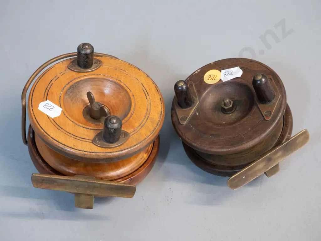 2 wood and brass fishing reels, no maker's marks - age wear, corrosion to brass - larger is D-110 Image 1++