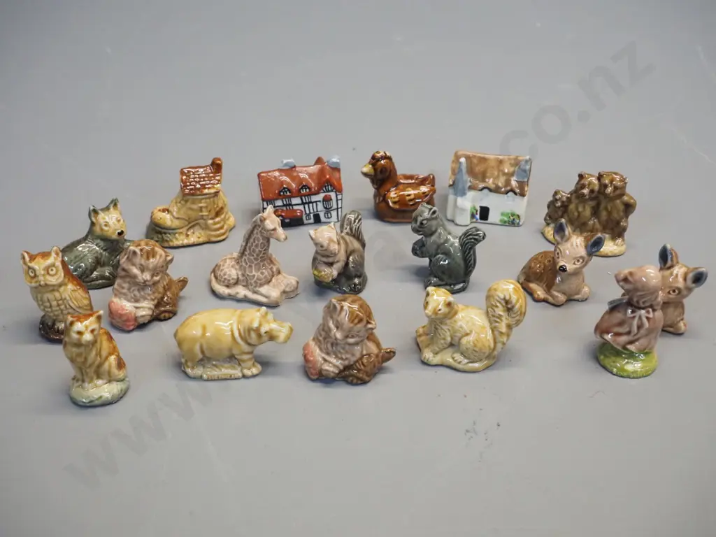 17 Wade whimsies including 2 houses, and one other small figurine Image 1++