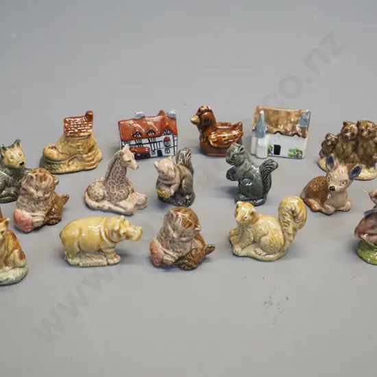 17 Wade whimsies including 2 houses, and one other small figurine
