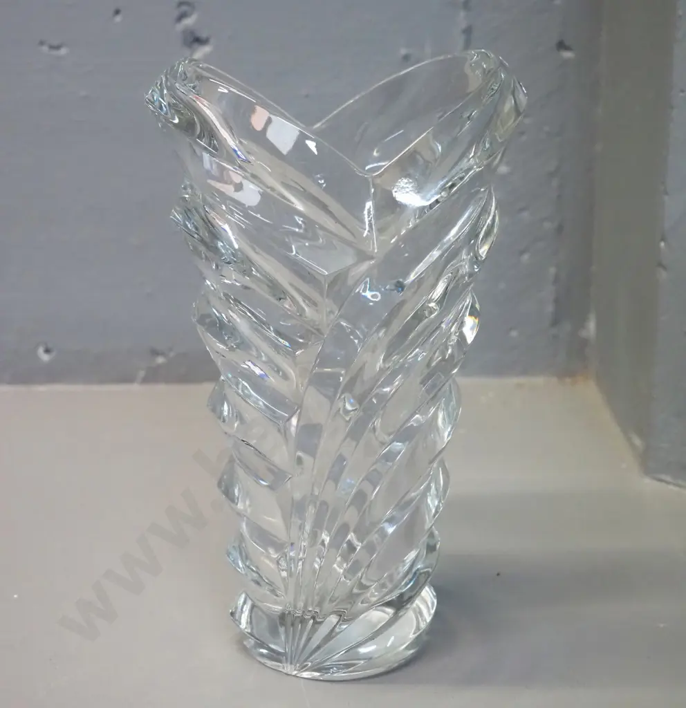 heavy moulded glass vase with deep ridged motif H-230 Image 1++