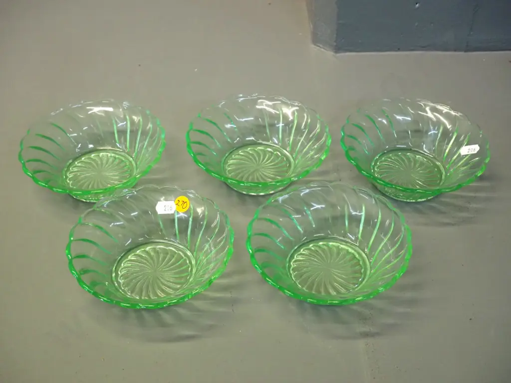 set of 5 green uranium glass sweet dishes - diameter 130 Image 1++