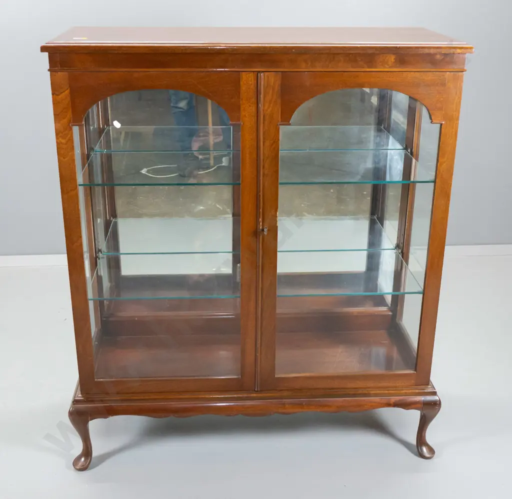 mahogany reproduction cab-leg 2-door display cabinet w/2 adjustable glass shelves H-1110 W-940 D-360 Image 1++