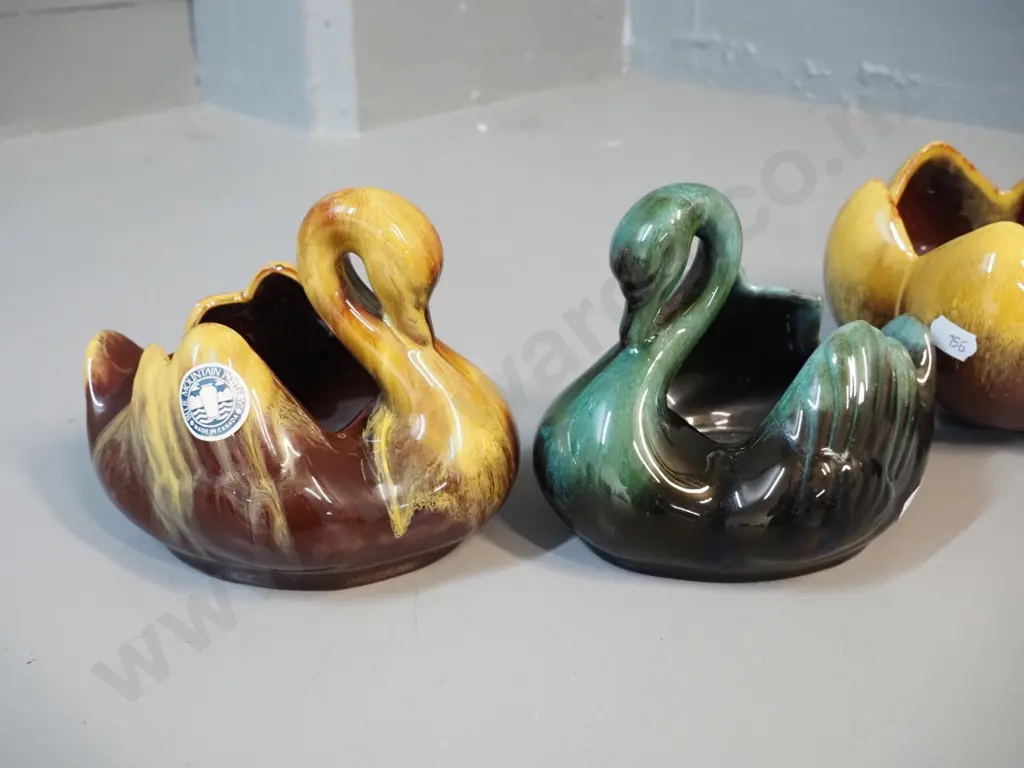 4 pieces Blue Mountain pottery - 2 lotus shape bowls and 2 swans Image 1++