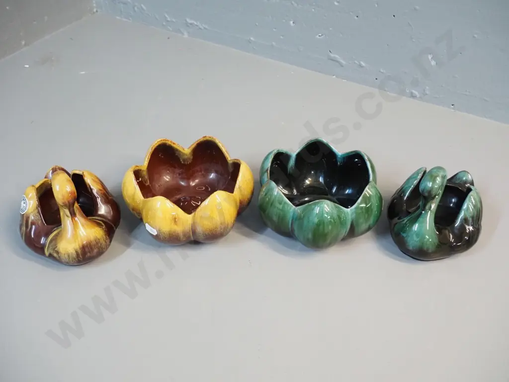 4 pieces Blue Mountain pottery - 2 lotus shape bowls and 2 swans Image 1++