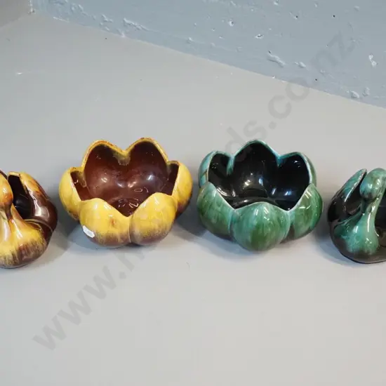 4 pieces Blue Mountain pottery - 2 lotus shape bowls and 2 swans