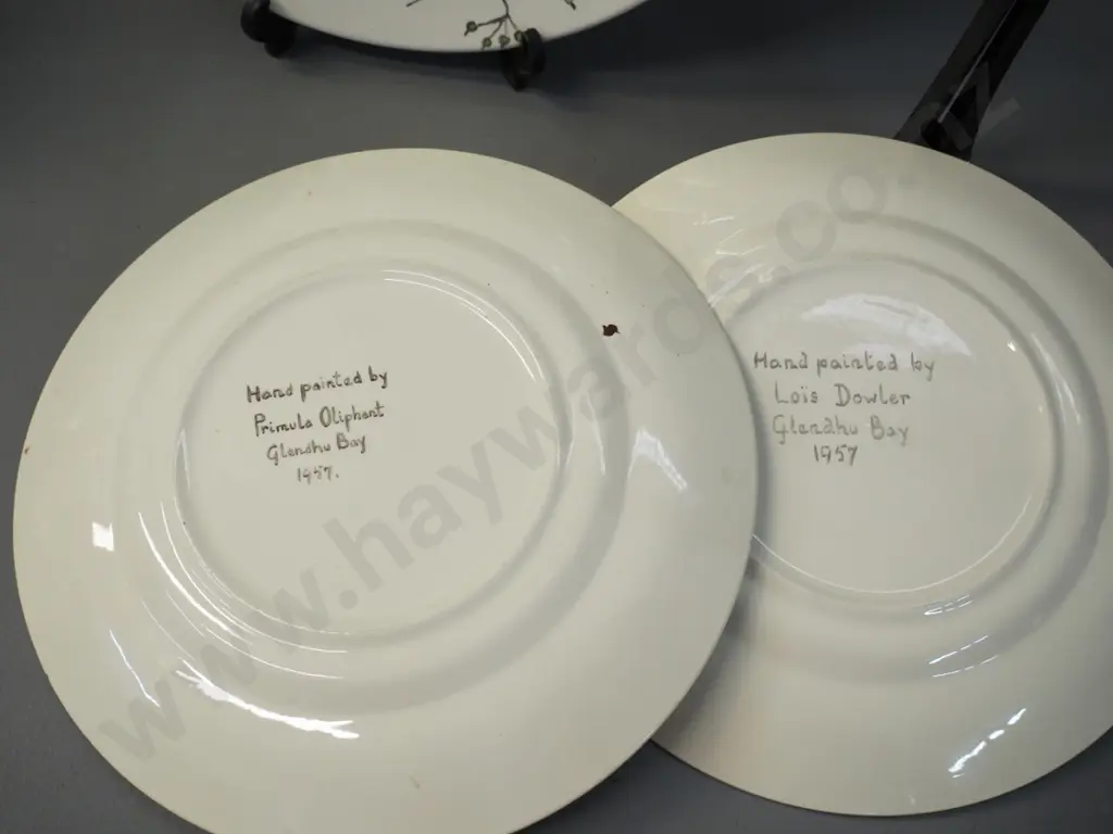 3 hand-painted plates - marked Glendhu Bay 1957 & 1959 - Primula Oliphant x 2 and Lois Dowler, larger is D265 Image 1++