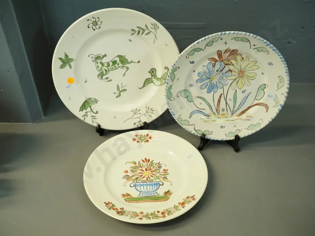 3 hand-painted plates - marked Glendhu Bay 1957 & 1959 - Primula Oliphant x 2 and Lois Dowler, larger is D265 Image 1++