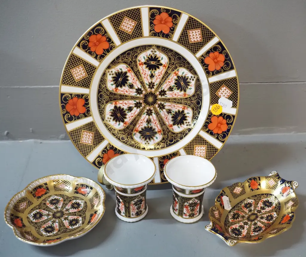 5 pieces Royal Crown Derby 'Derby' pattern china - largest plate is D-220 Image 1++