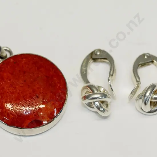 silver agate pendant no chain stamped 925 & pair of silver earrings stamped 925