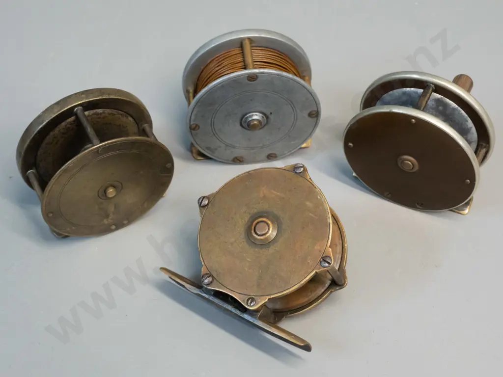 4 small metal fishing reels, one missing knob, wear and tear to others, all approx. Diameter 70 Image 1++
