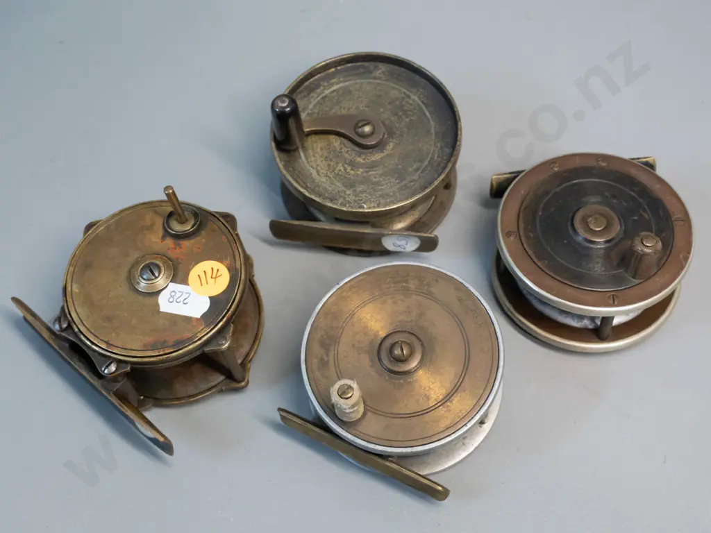 4 small metal fishing reels, one missing knob, wear and tear to others, all approx. Diameter 70 Image 1++