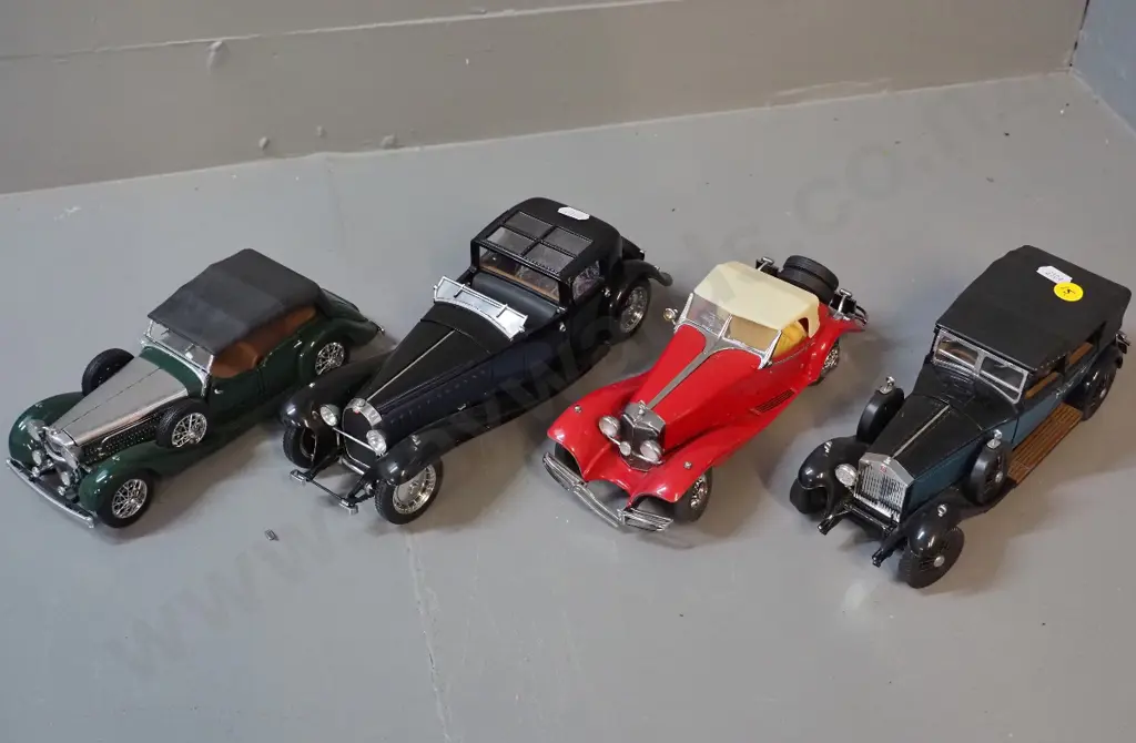 4 Franklin Mint die-cast models - vintage vehicles, each have either missing part or minor damage - Bugatti is L-250 Image 1++