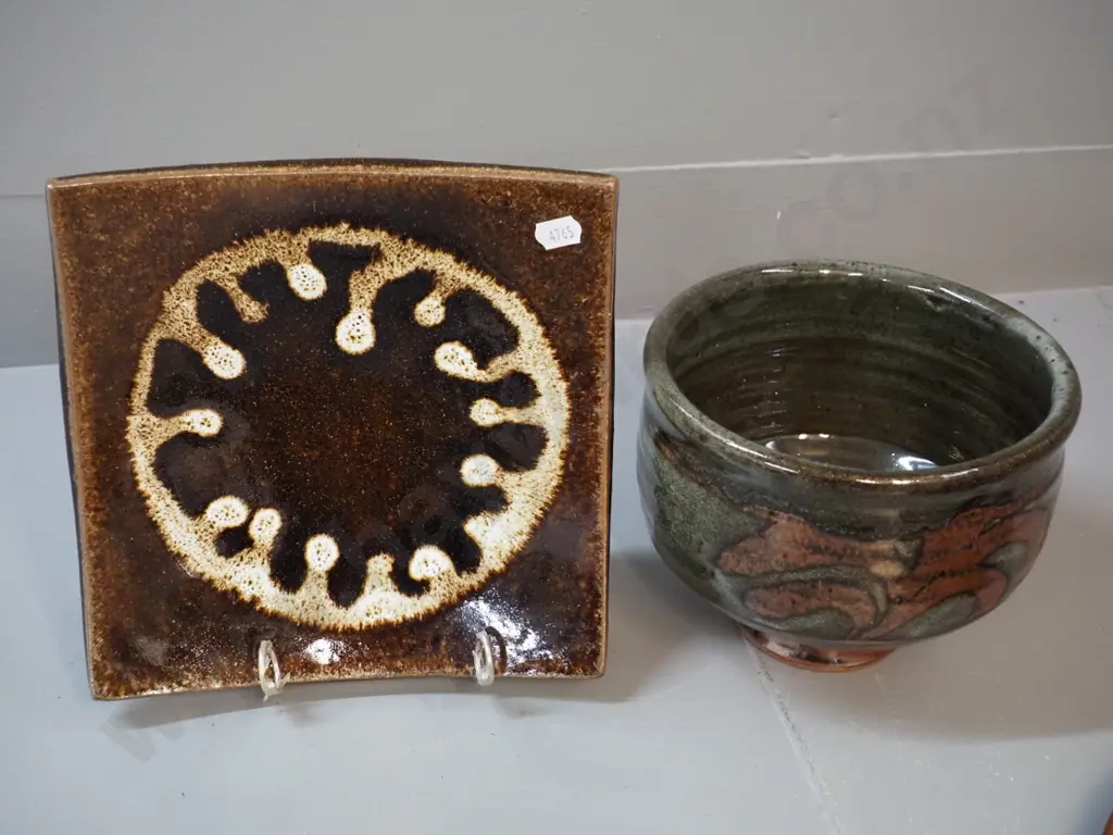 2 New Zealand pottery items - Stan Jenkins Fielding square plate 200x200 and a vase with unknown mark Image 1++