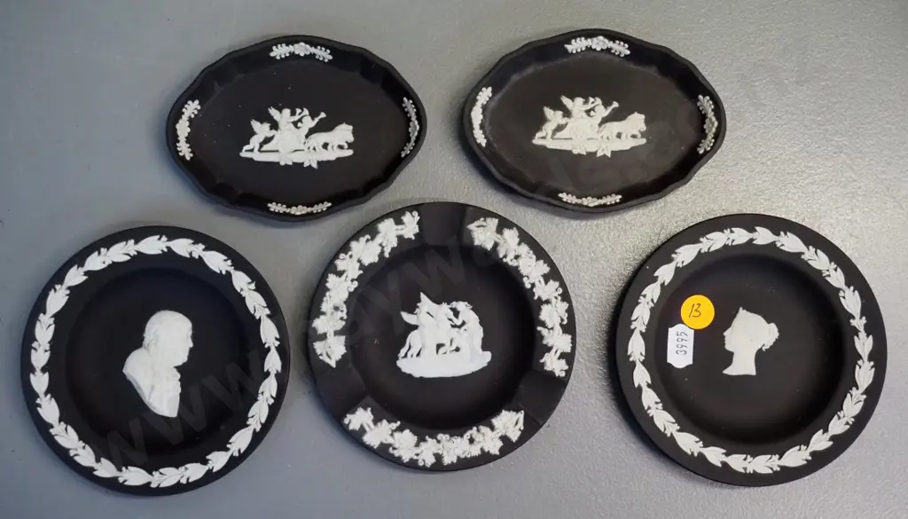 Wedgwood jasperware - 5 black and white pin dishes including Benjamin Franklin Image 1++