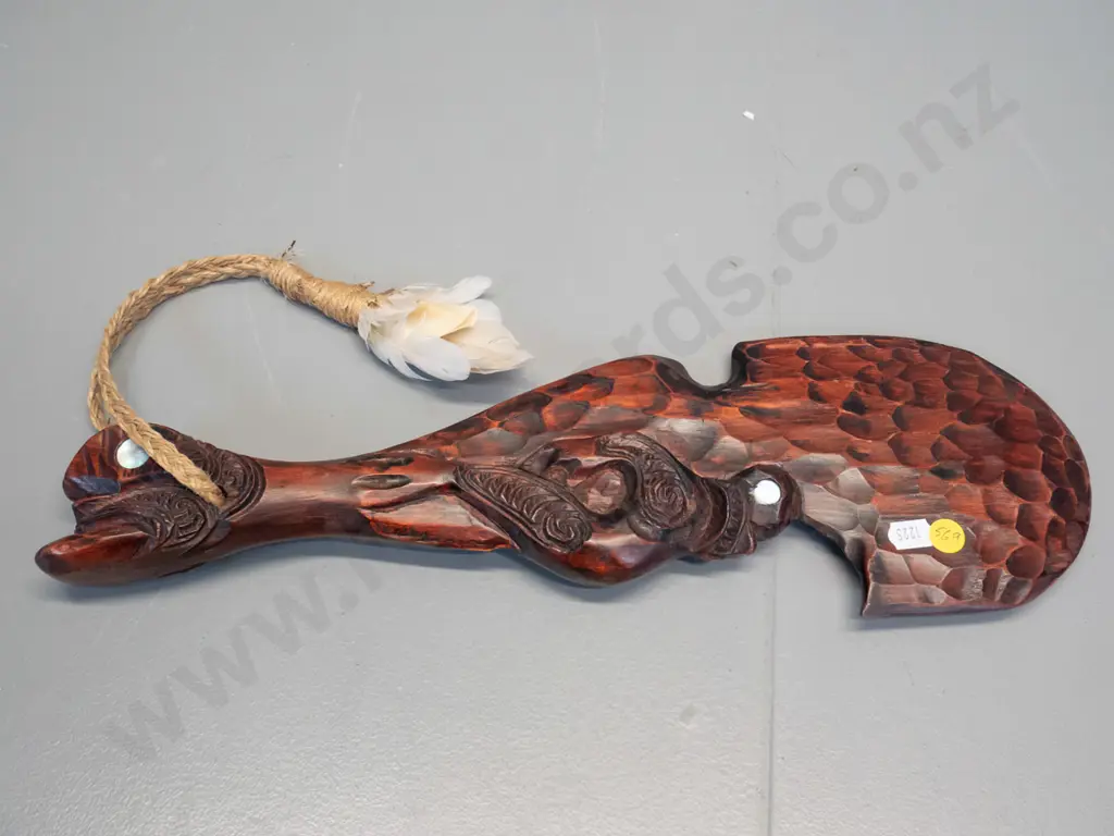 carved wooden souvenir mere with paua inset eyes and twine hanger L-400 Image 1++