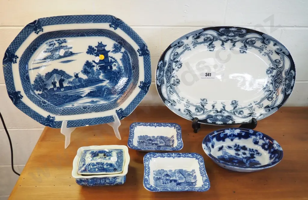 vintage blue and white china - 2 ashetts, 3 bowls, small cover dish - chip to underside of one Image 1++