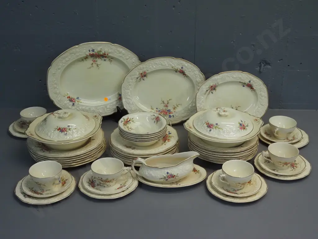 Crown Ducal Florentine 'Marie' dinner set - 6 place w/3 ashetts, 2 lidded veges, gravy etc. Image 1++