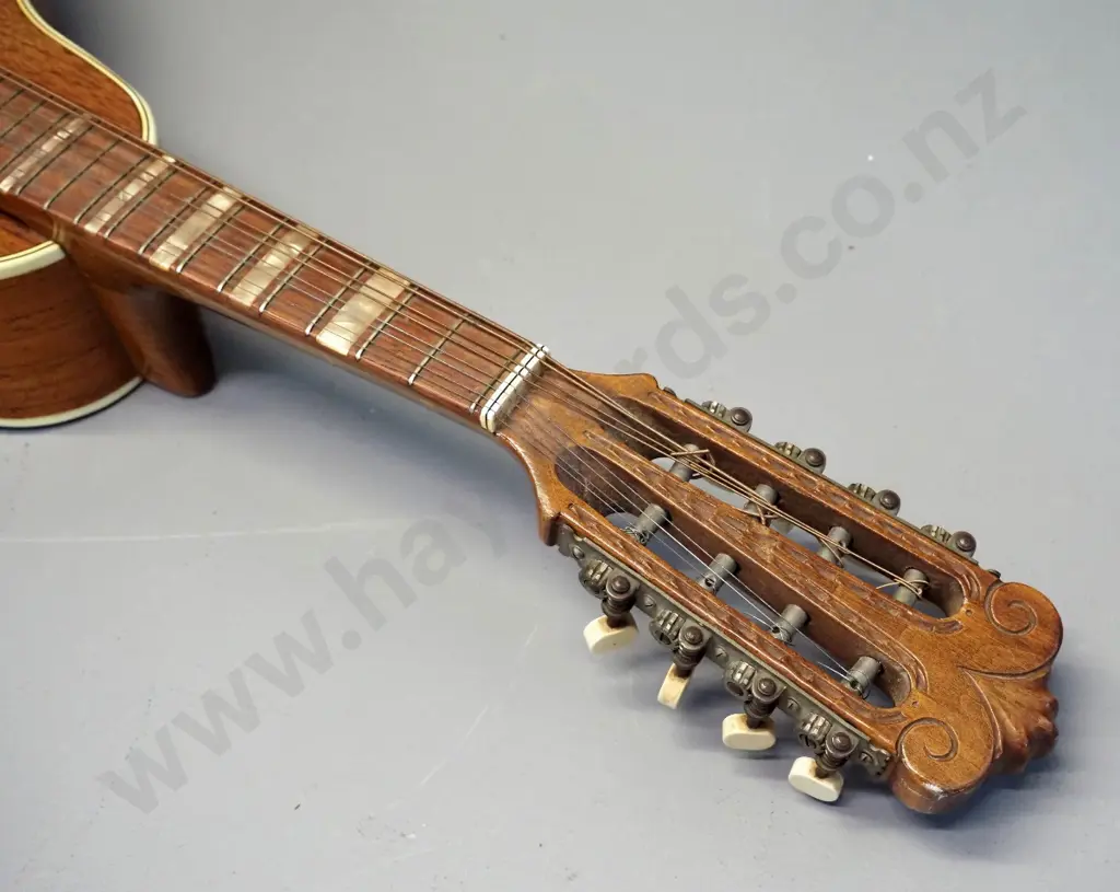vintage mandolin - no maker's marks or labels Image 1++