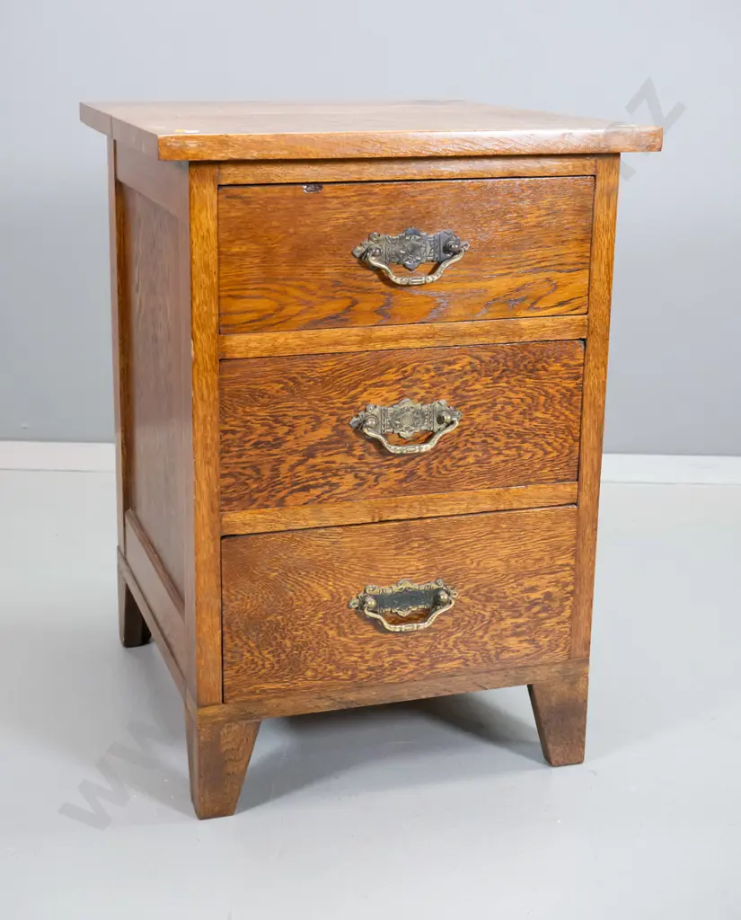 deco oak 3-drawer bedside cabinet w/drop handles - split to timber join in top H640 W460 D490 Image 1++