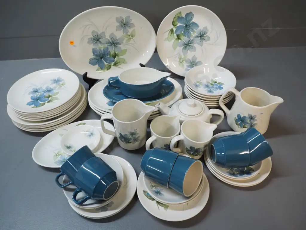 Crown Lynn 'Sapphire' dinner set with extras - including 4 jugs and teapot - note only 5 steak plates Image 1++