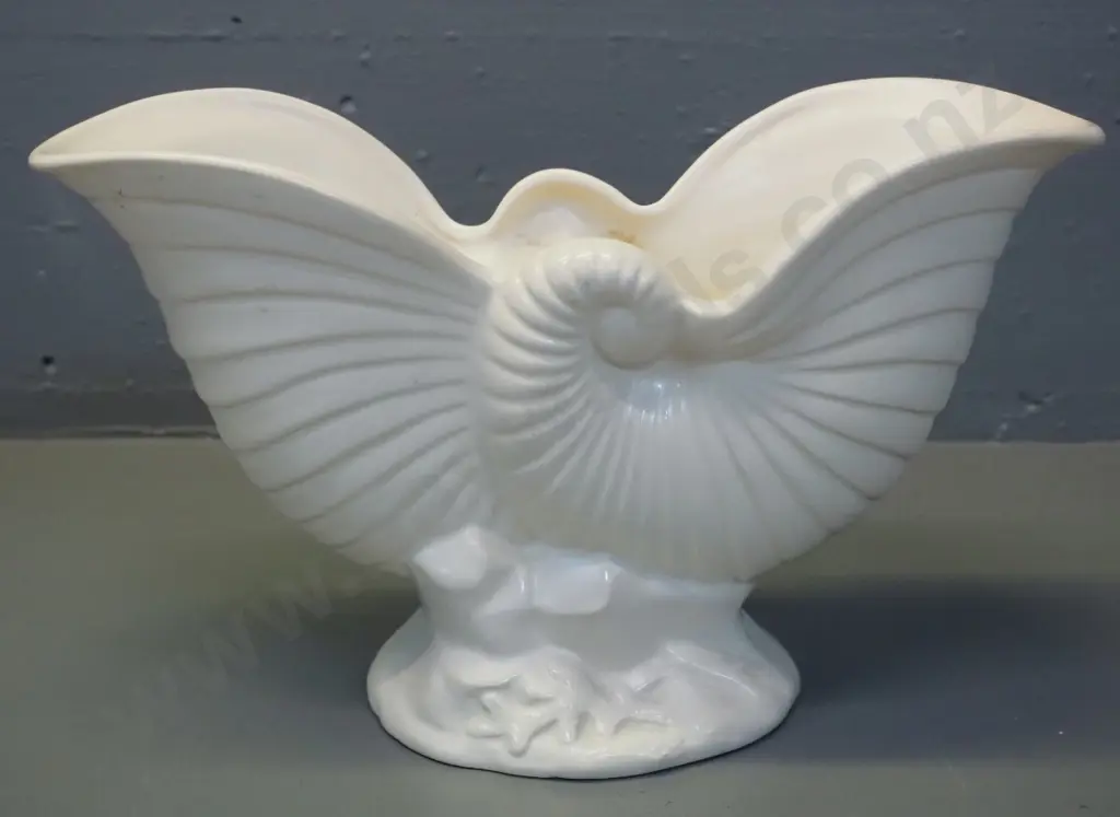 Crown Lynn nautilus vase - crown mark, No. 550 on base, minor staining - H-170 L-280 Image 1++