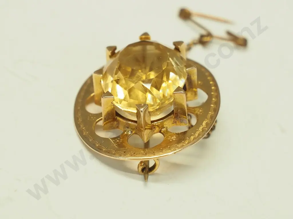 15c amber brooch with safety chain Image 1++